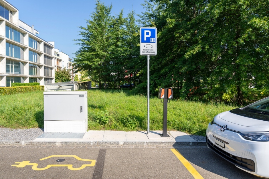 F&uuml;r Anwohnende und regelm&auml;ssige Besucherinnen und Besucher lohnt sich das Abo &laquo;E-Ladestationen im Quartier&raquo;.